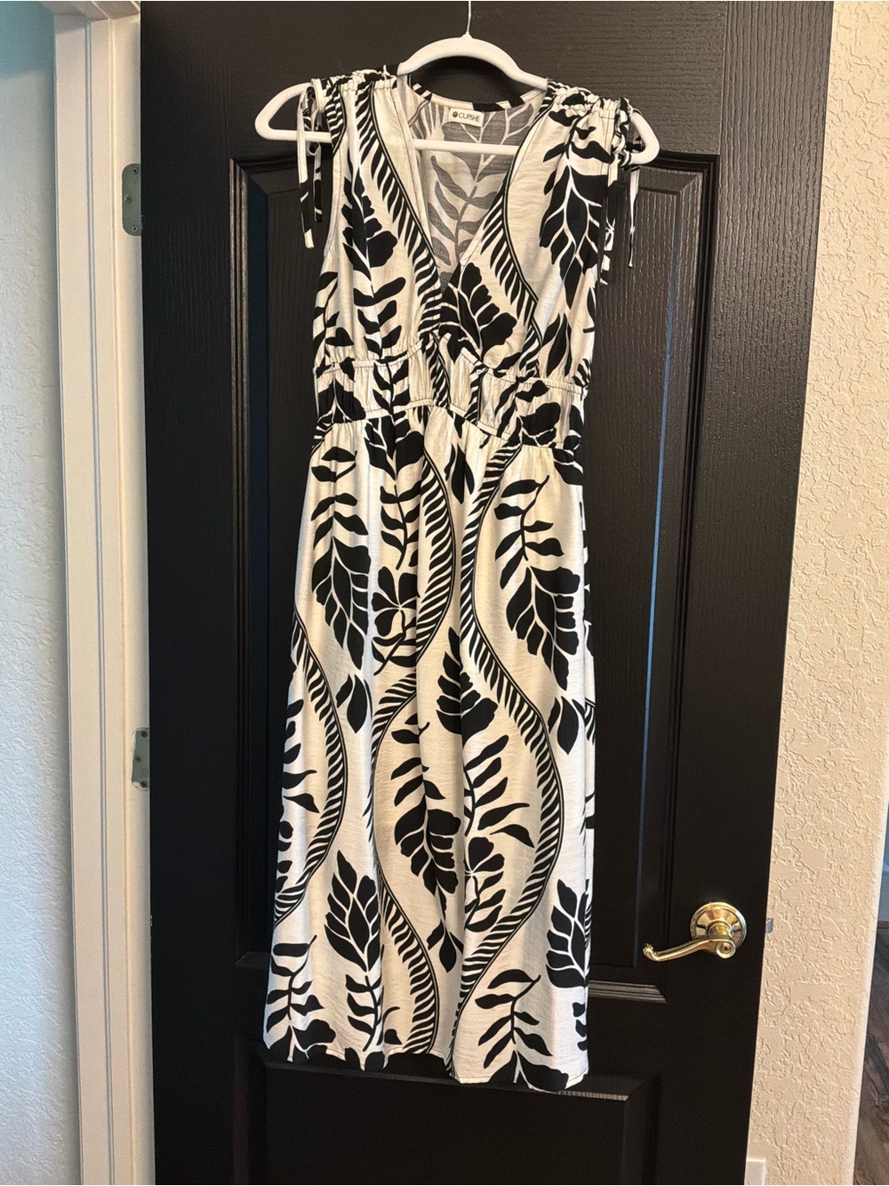 Cupshe Black & White Leaf-Print Maxi Dress